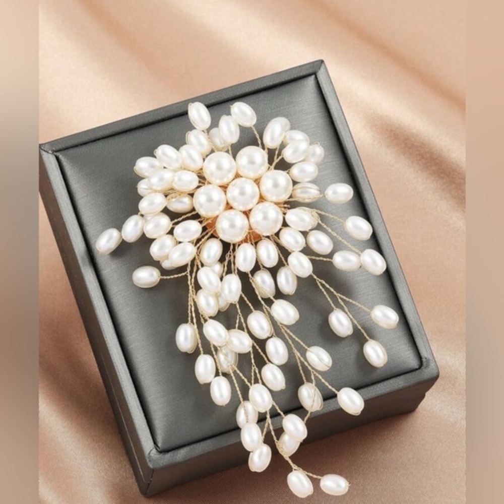 ✨NEW✨ Elegant Pearl Statement Brooch - Picture 2 of 7